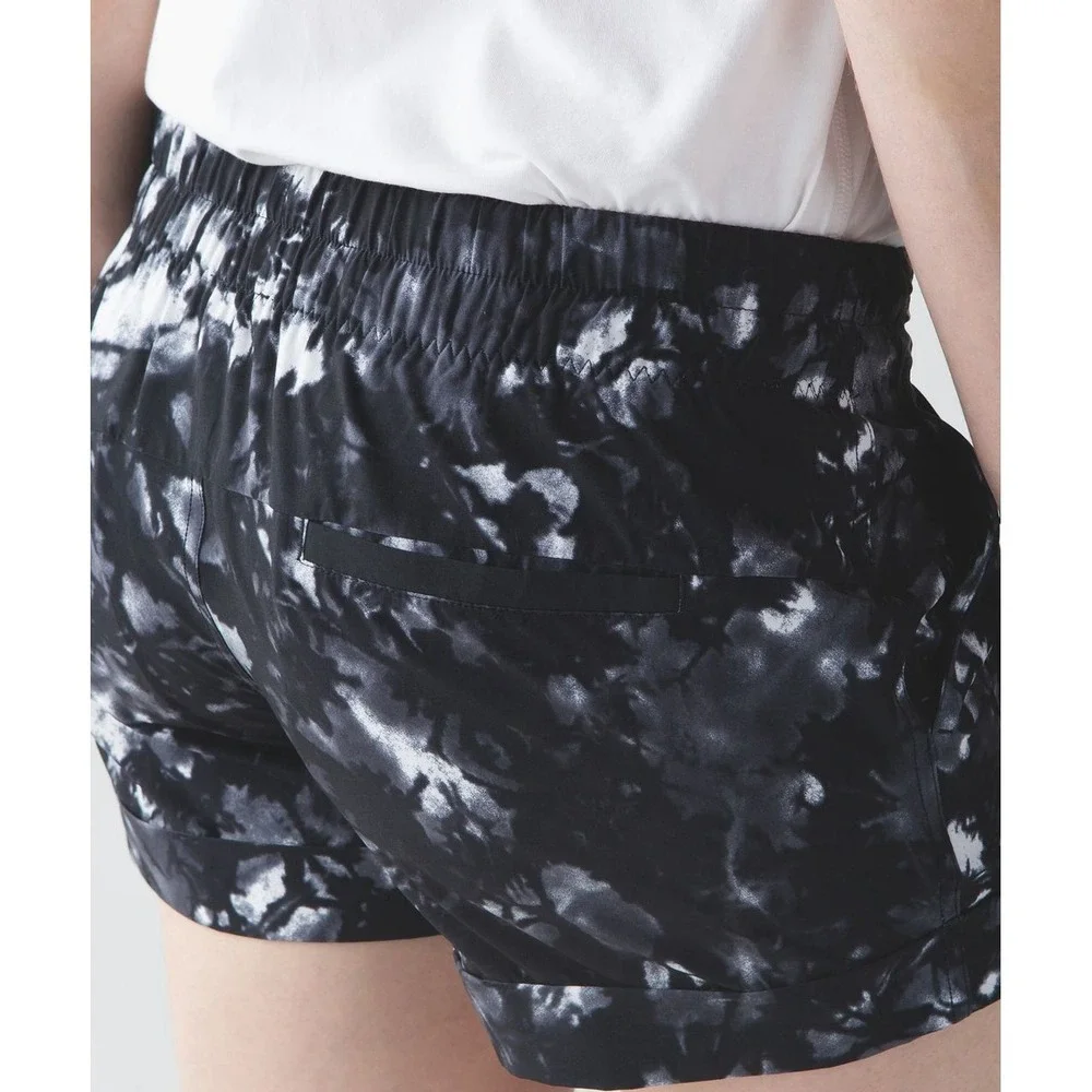 Lululemon Spring Break Away Short II Dusk Dye White Black Women's‎ Size 4